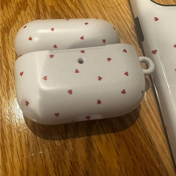 Tiny hearts phone and AirPod cases - Picture 4 of 6